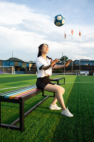 女生单人抛球足球运动场人物摄影图照片
