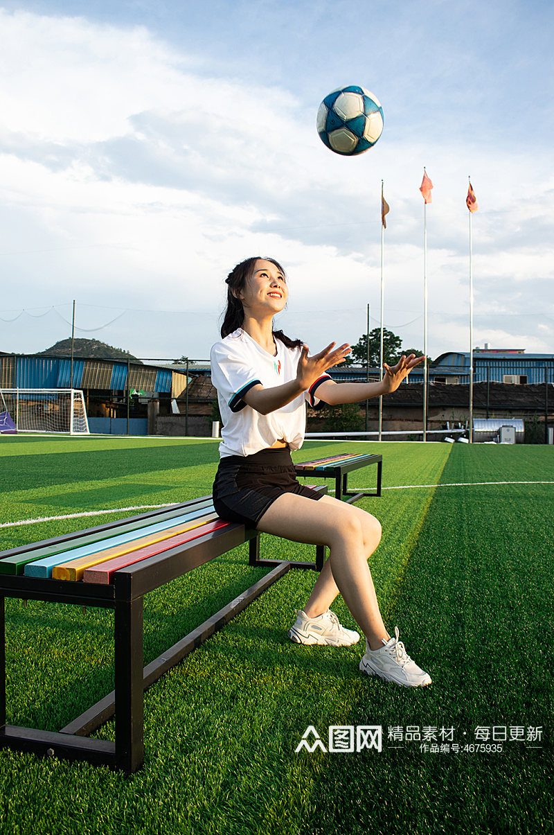 女生单人抛球足球运动场人物摄影图照片素材
