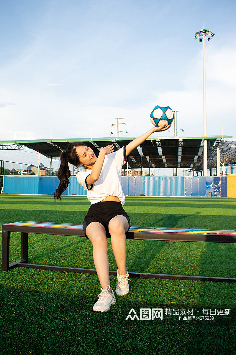 女生单人举球足球运动场人物摄影图照片素材