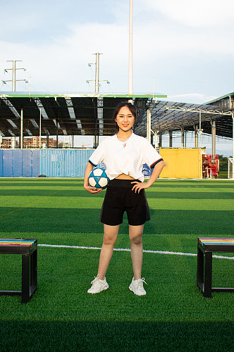 女生单人站姿足球运动场人物摄影图照片