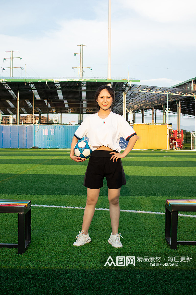 女生单人站姿足球运动场人物摄影图照片素材