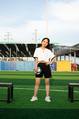 女生单人站姿足球运动场人物摄影图照片