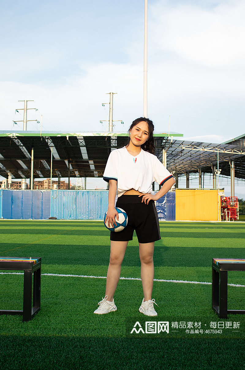女生单人站姿足球运动场人物摄影图照片素材