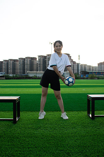 女生单人站姿傍晚足球运动场人物摄影图照片