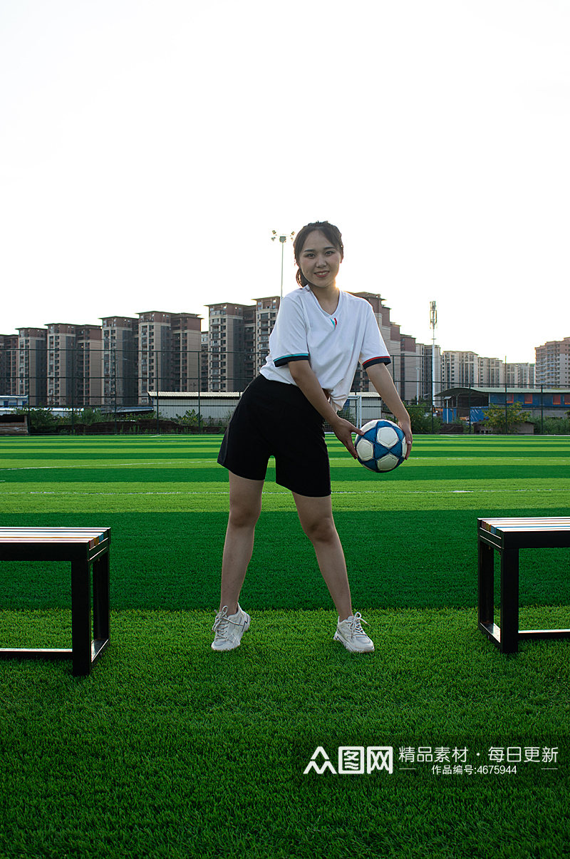 女生单人站姿傍晚足球运动场人物摄影图照片素材
