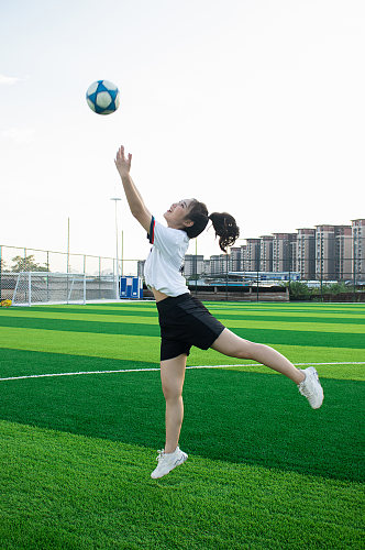 女生单人跳跃足球运动场人物摄影图照片