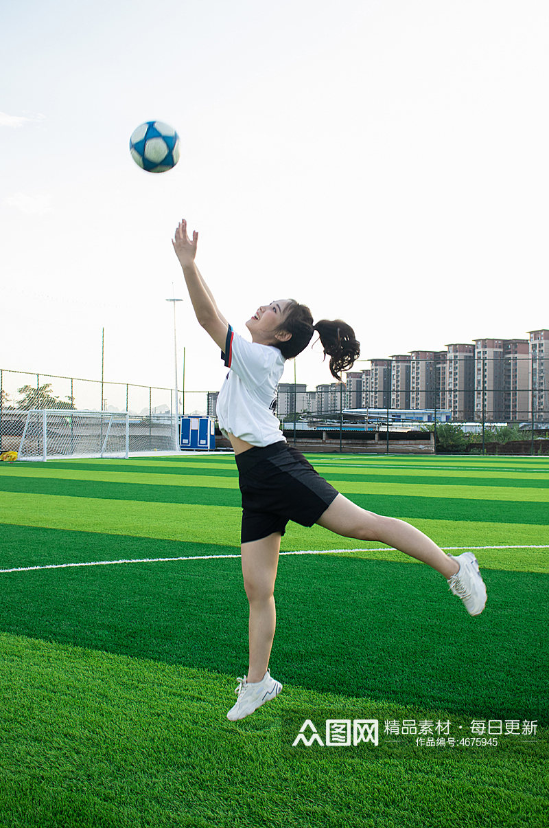 女生单人跳跃足球运动场人物摄影图照片素材
