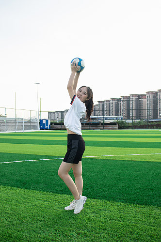 女生足球训练运动场人物摄影图照片