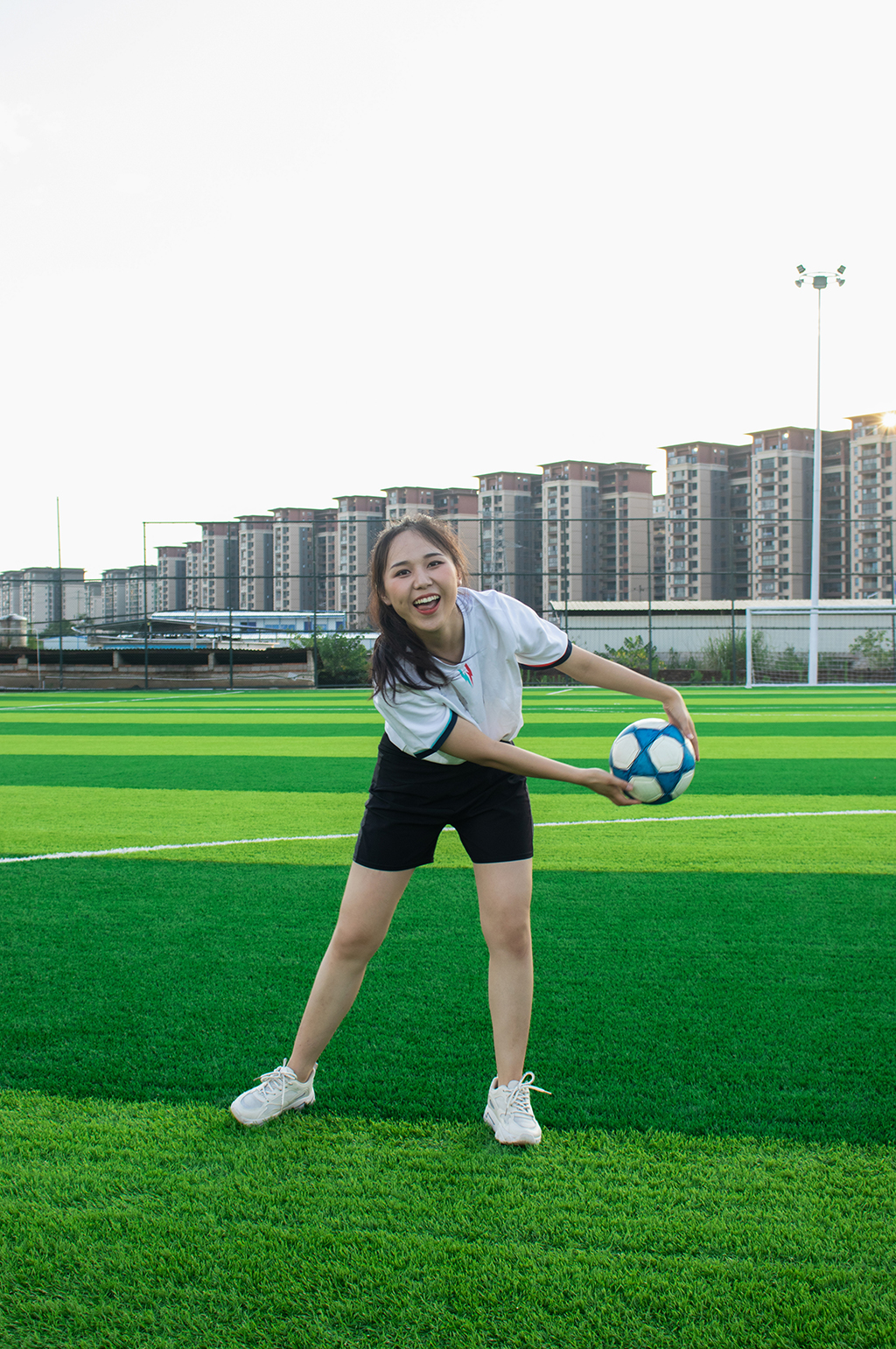 女生单人运球足球运动场人物摄影图照片模板下载