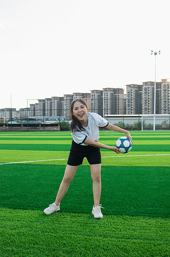 女生单人运球足球运动场人物摄影图照片