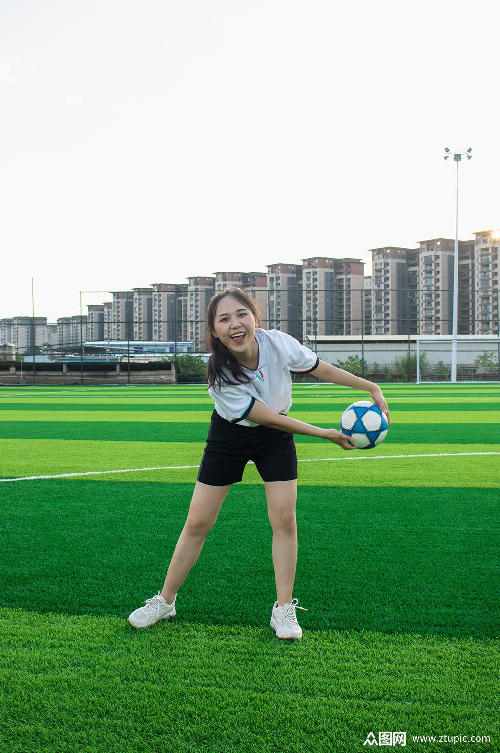 女生单人运球足球运动场人物摄影图照片素材