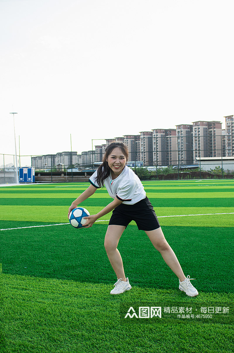 女生单人抛球足球运动场人物摄影图照片素材