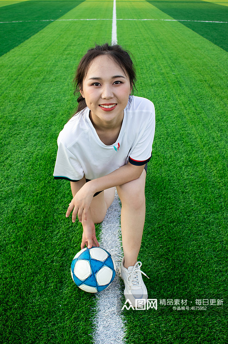 女生单人跪姿足球运动场人物摄影图照片素材