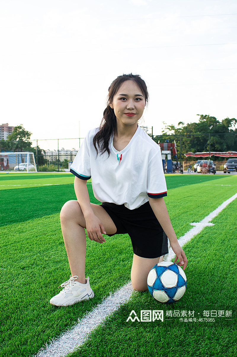 女生单人跪姿足球运动场人物摄影图照片素材