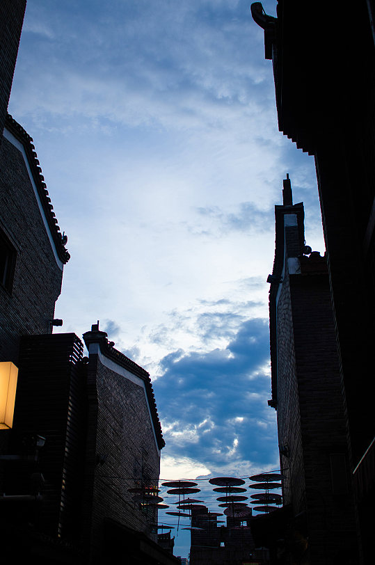 桂林街坊挂油纸伞傍晚东西巷摄影图照片