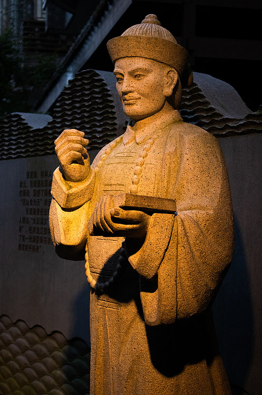 桂林状元雕塑夜景状元廊摄影图高清照片