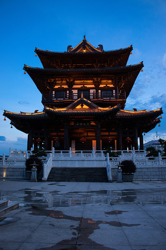 桂林灯火通明夜景逍遥楼摄影图照片