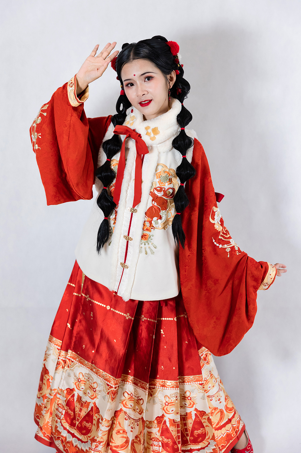 红色新年汉服女性站姿招手人物摄影精修图片素材
