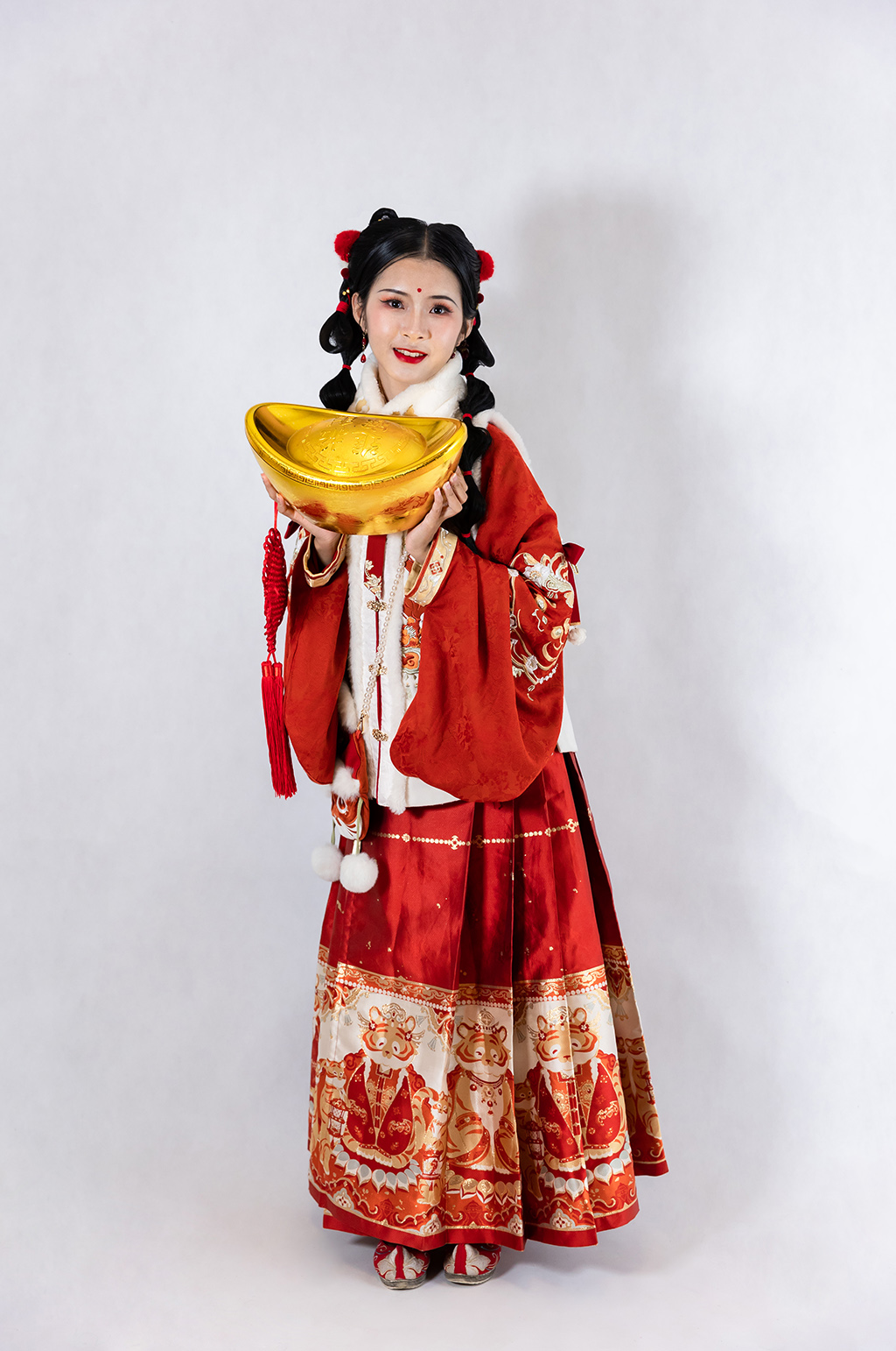 喜庆新年汉服女生金元宝人物摄影精修图片素材