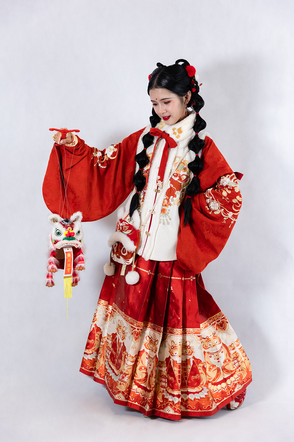 喜庆新年汉服女性醒狮灯会人物摄影精修图片素材