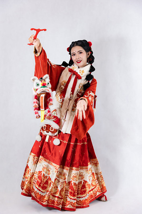 喜庆新年汉服女性醒狮灯会人物摄影精修图片
