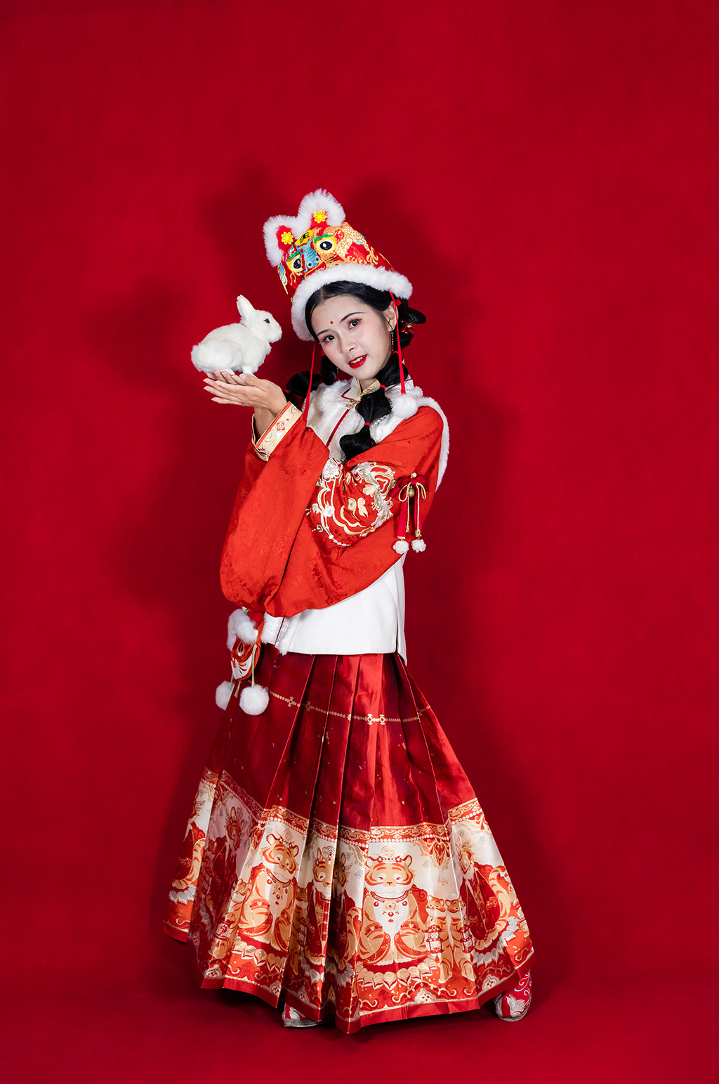 红色新年兔年汉服女性中秋玉兔人物摄影精修图片素材