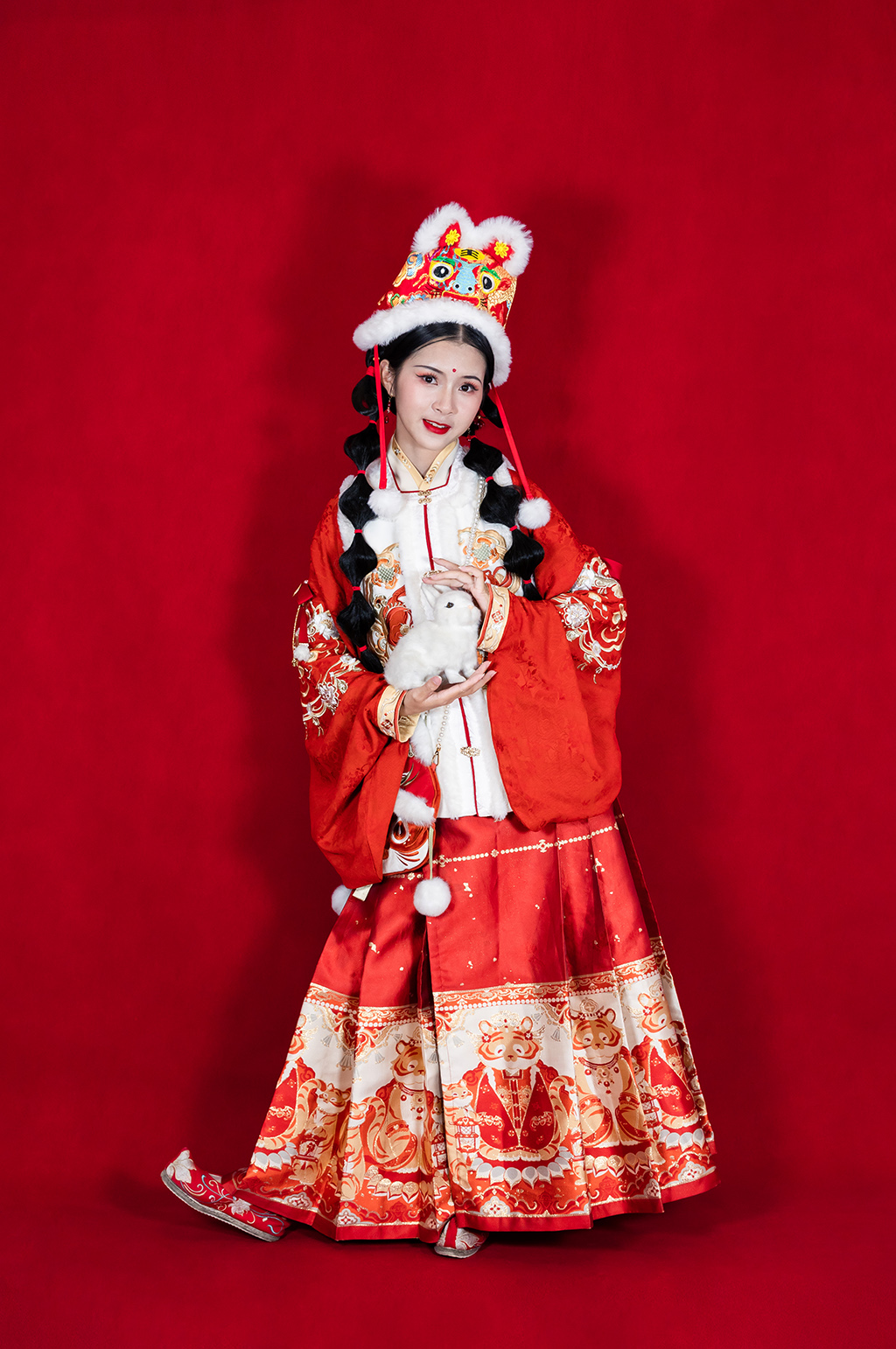 红色新年汉服女性中秋玉兔人物摄影精修图片素材