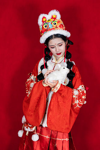 红色新年汉服女性中秋玉兔人物摄影精修图片