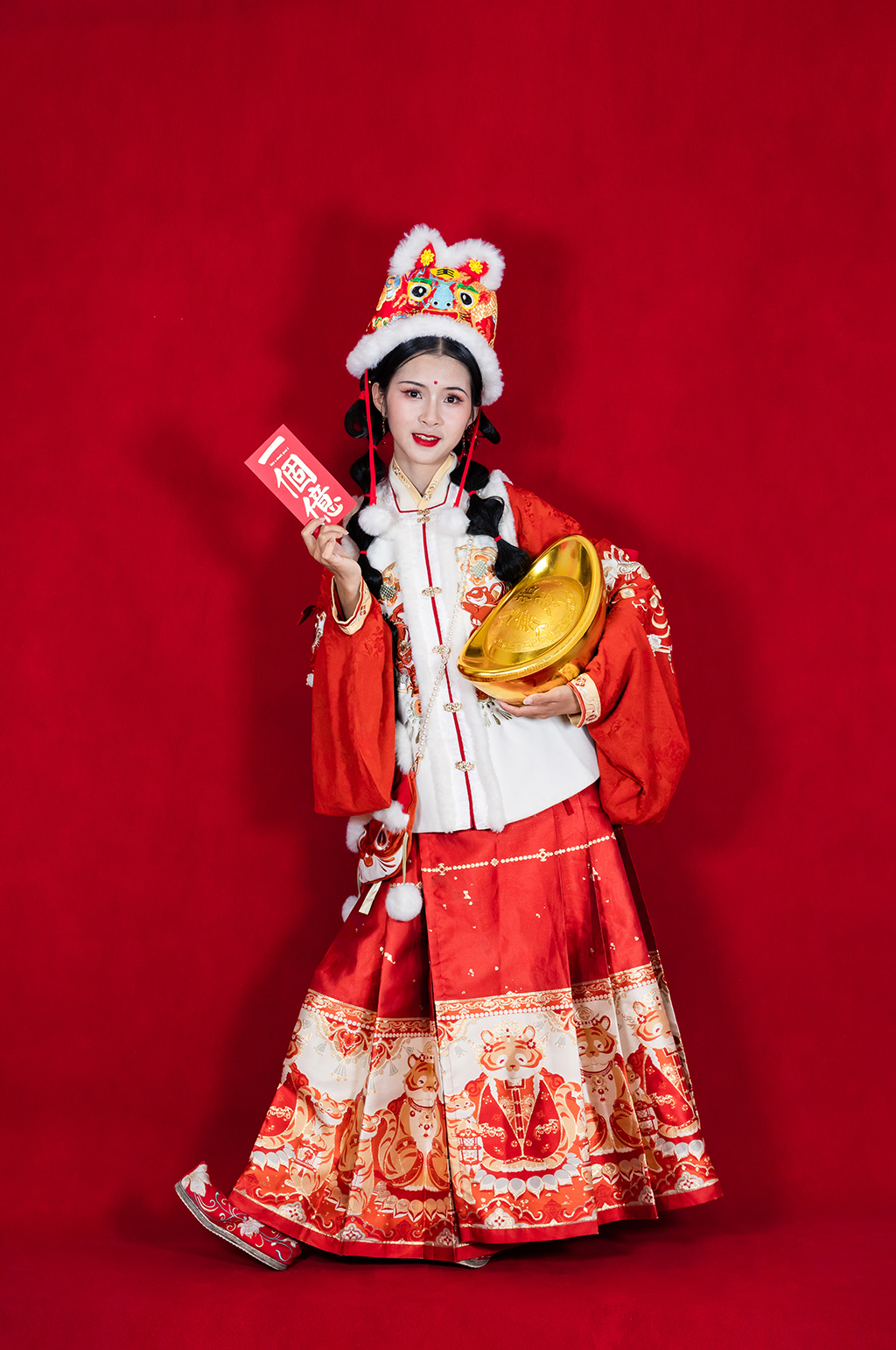 红色新年汉服女生金元宝红包人物摄影精修图素材