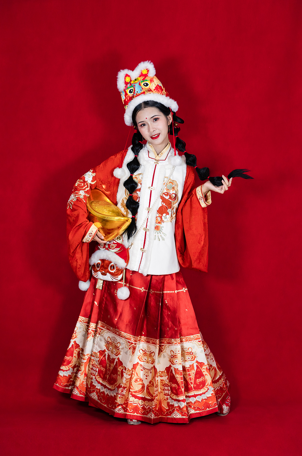红色新年兔年汉服女生金元宝人物摄影精修图片素材