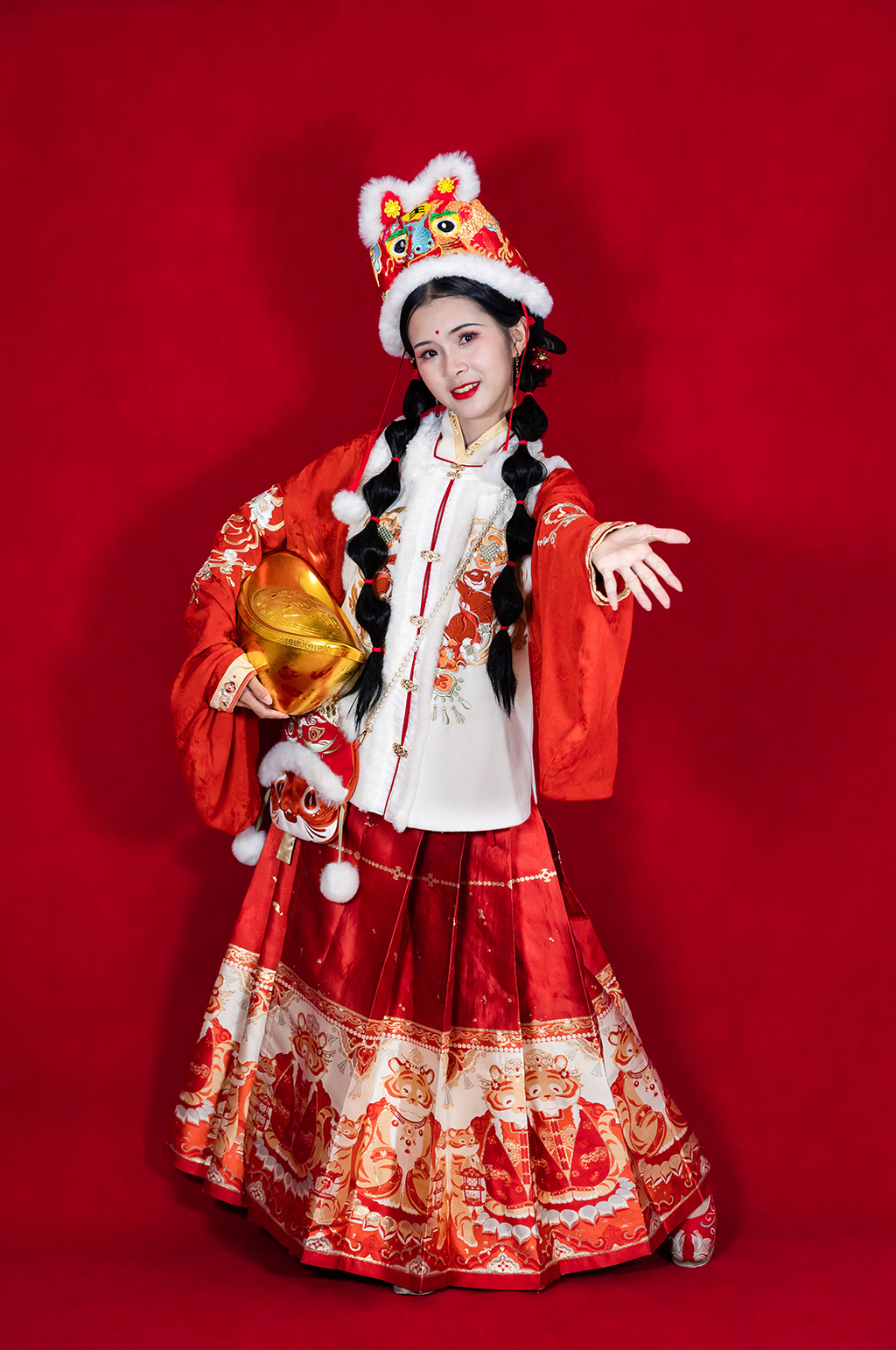 红色新年汉服女生金元宝人物摄影精修图片素材