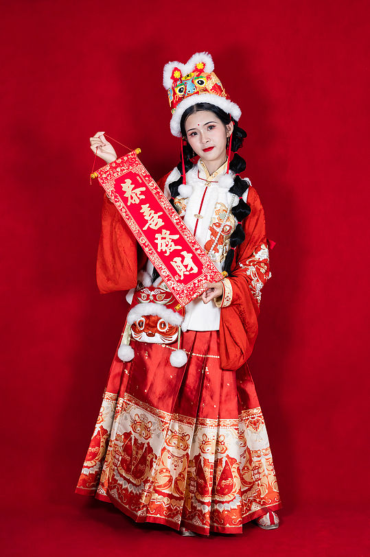 红色新年汉服女生恭喜发财人物摄影精修图片