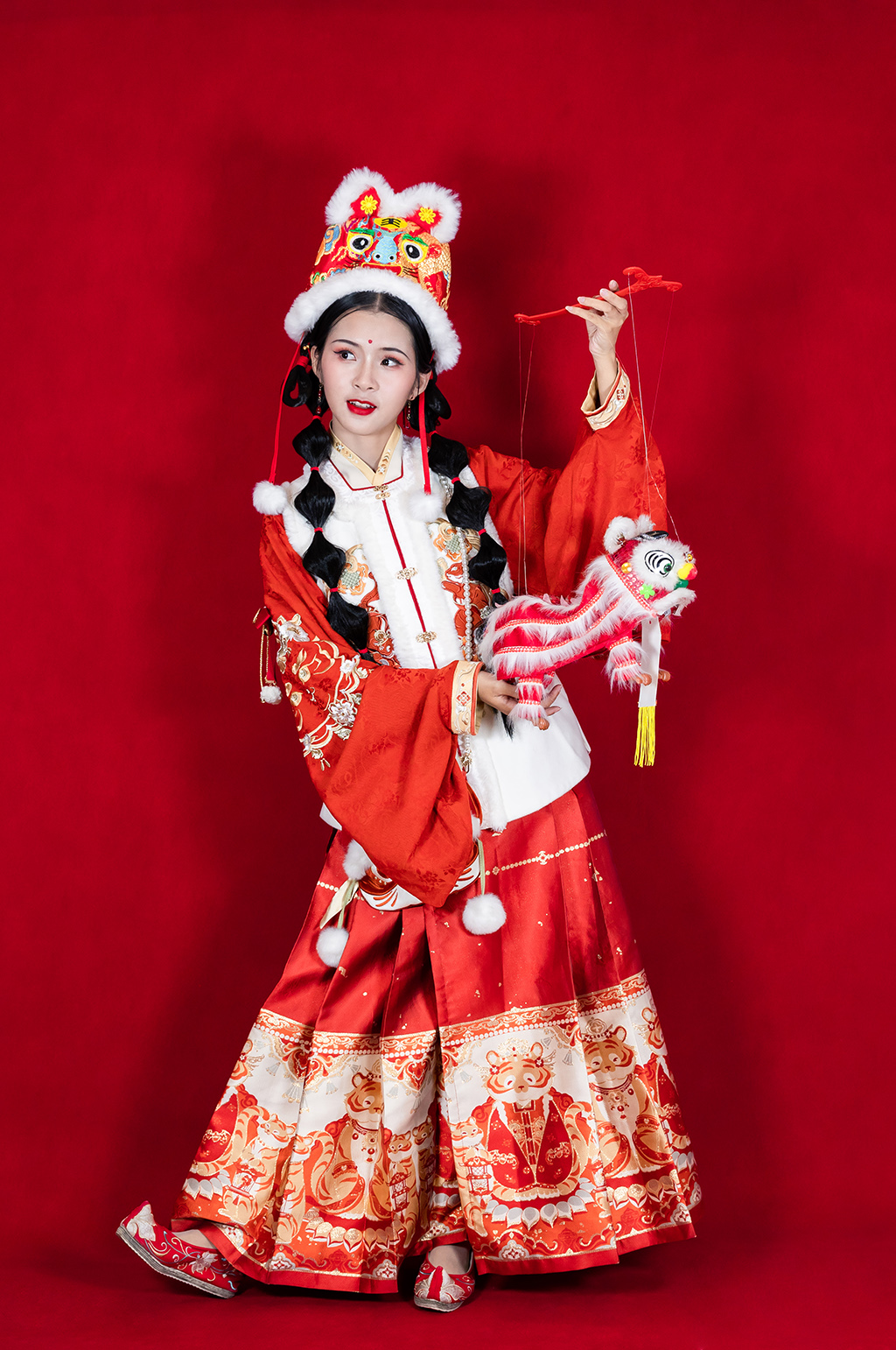 红色新年汉服女生醒狮人物摄影精修图片素材