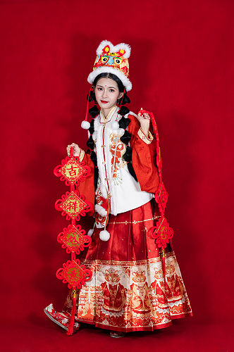 红色新年汉服春节对联人物摄影精修图片