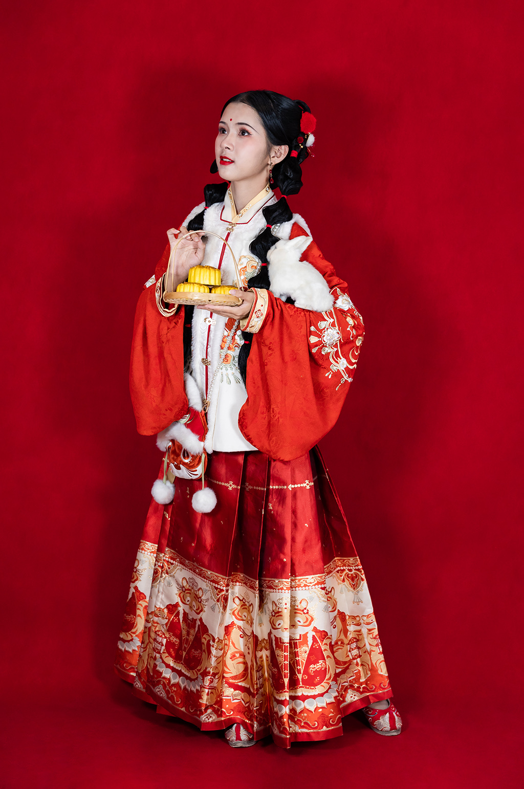 红色新年汉服女性月饼玉兔人物摄影精修图素材