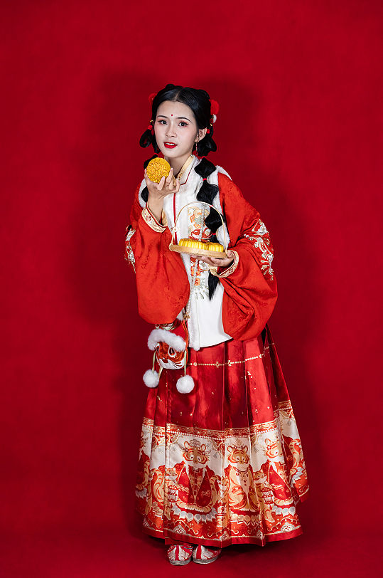 红色新年汉服女性中秋月饼人物摄影精修图片