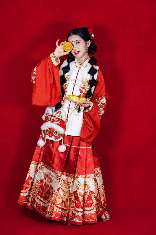 红色新年汉服女性中秋节月饼人物摄影精修图片