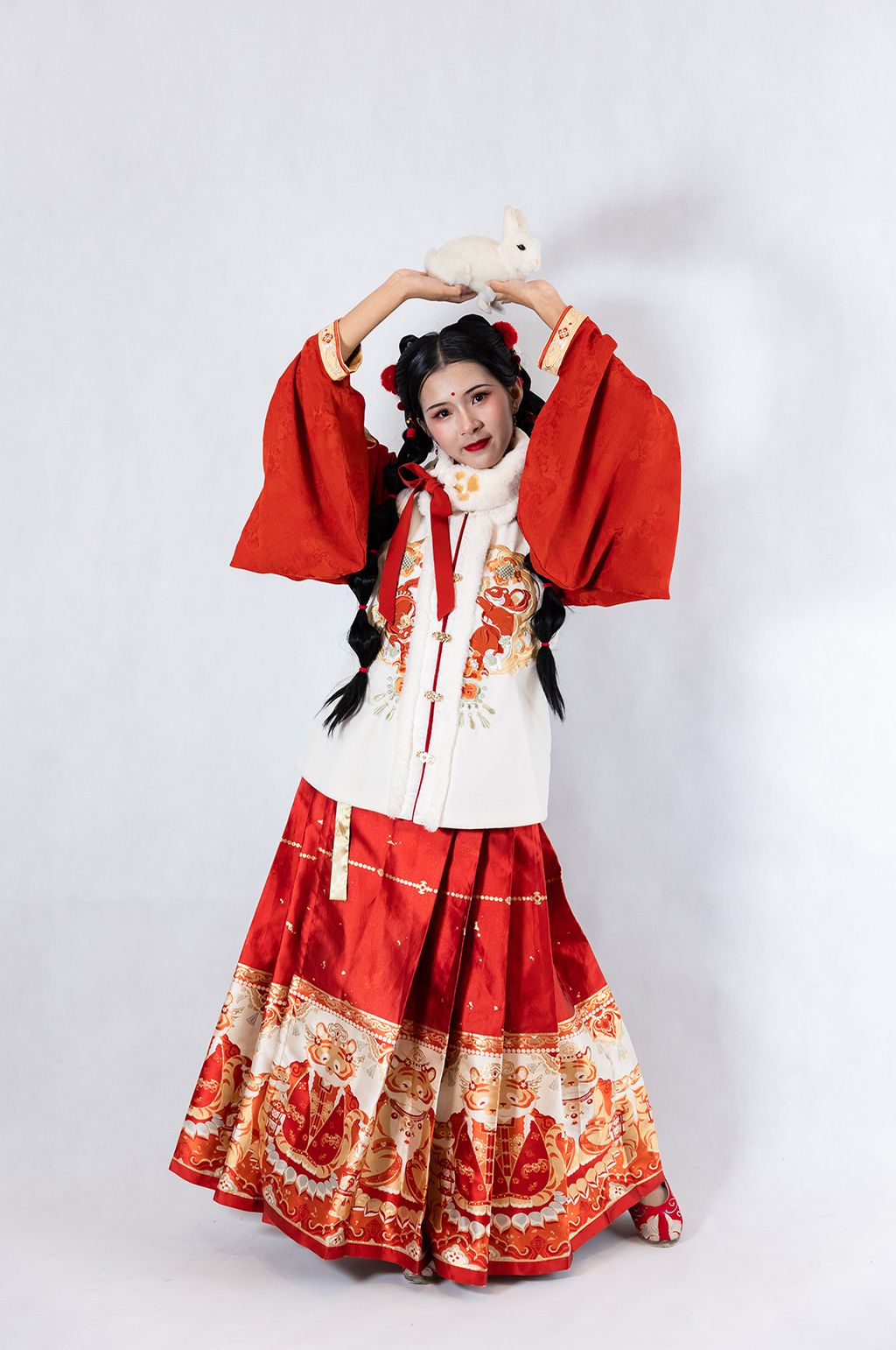 新年刺绣汉服女生拜年兔子人物PNG摄影图素材