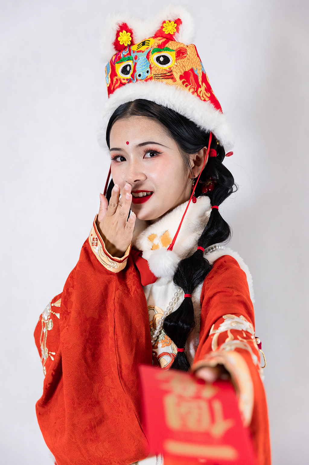 中式红色新年红包汉服女生人物png摄影图