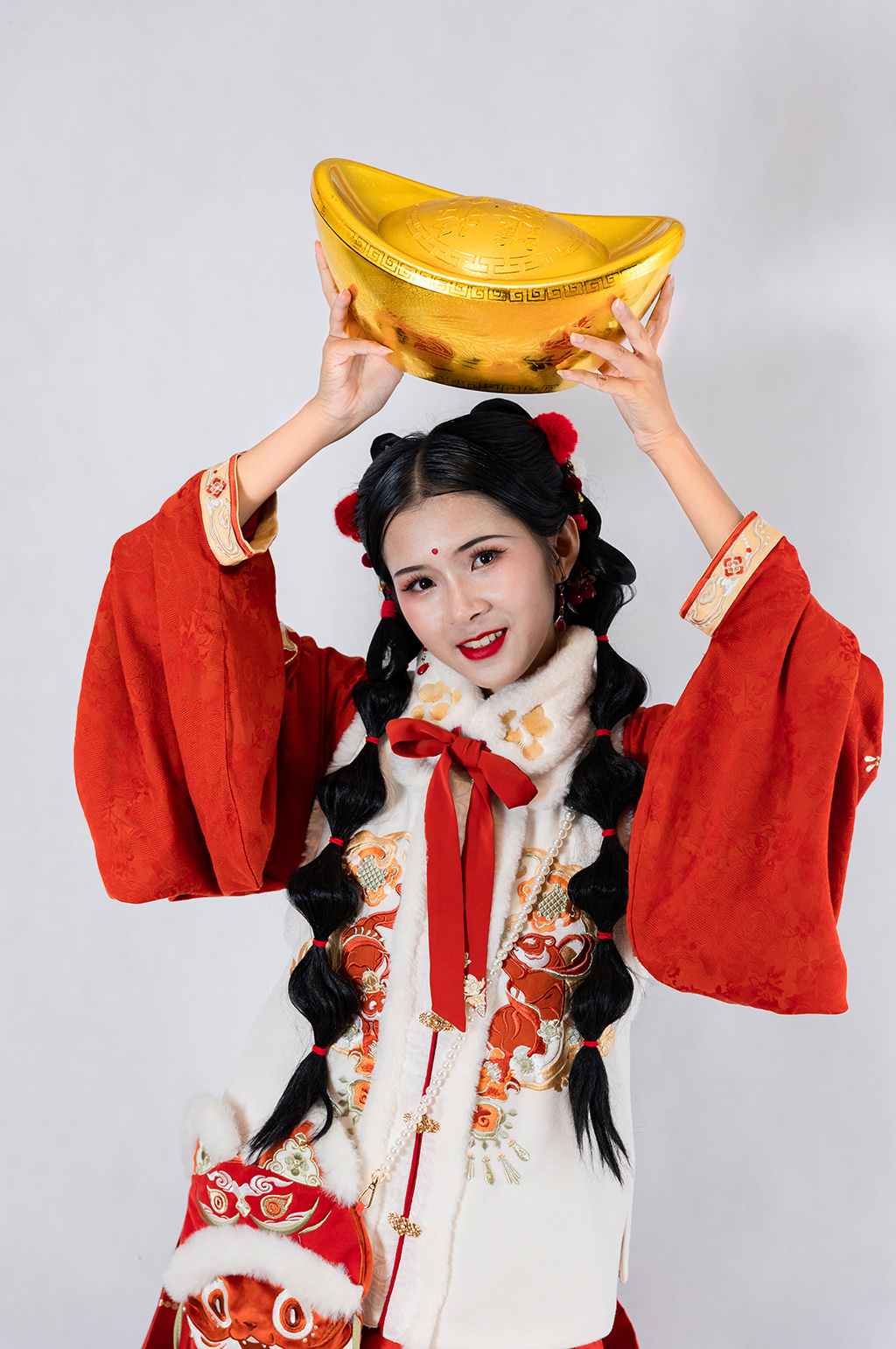 国潮红色新年汉服女生人物PNG摄影图素材
