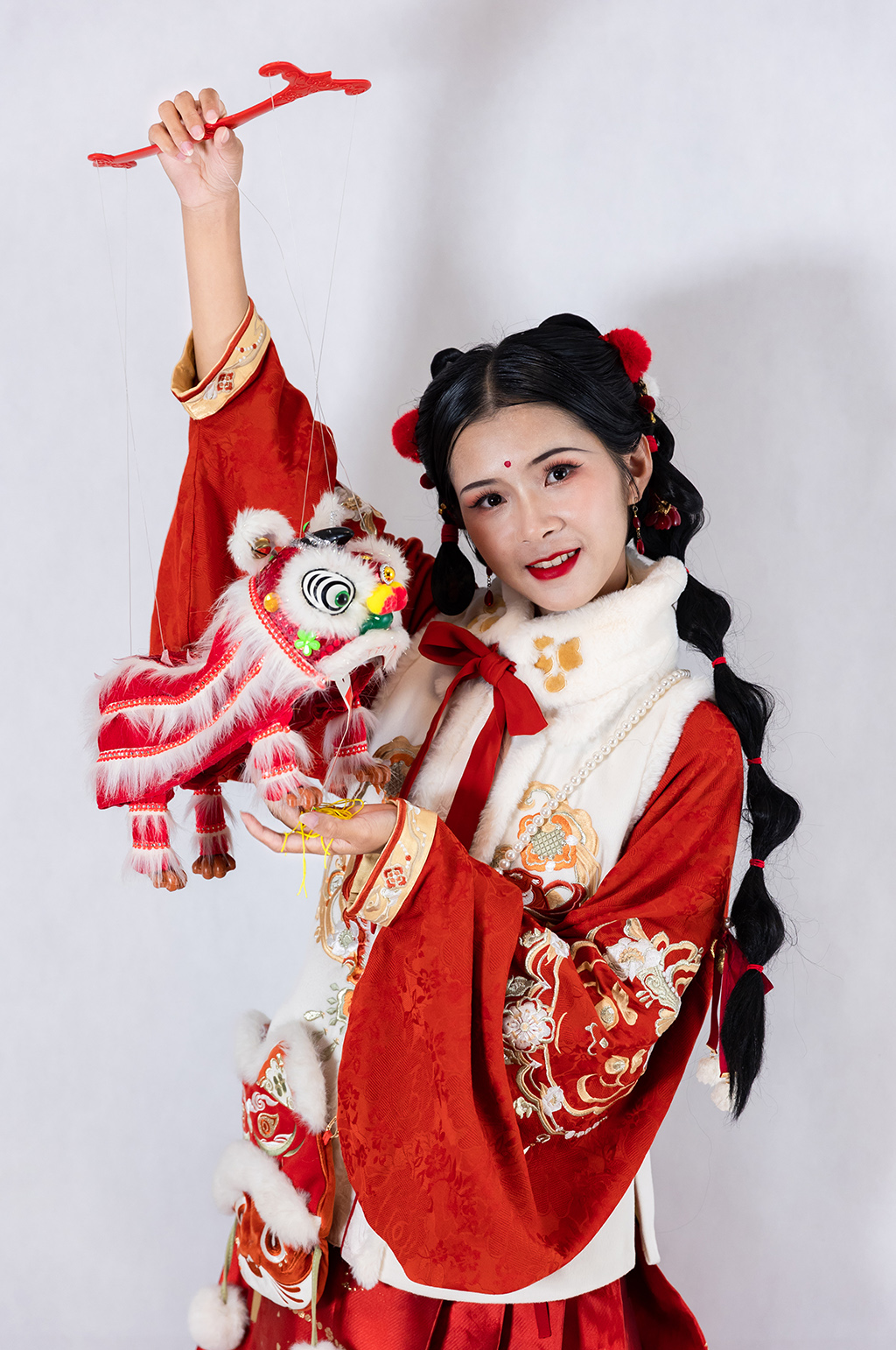 红色新年汉服女生醒狮提偶人物PNG摄影图素材