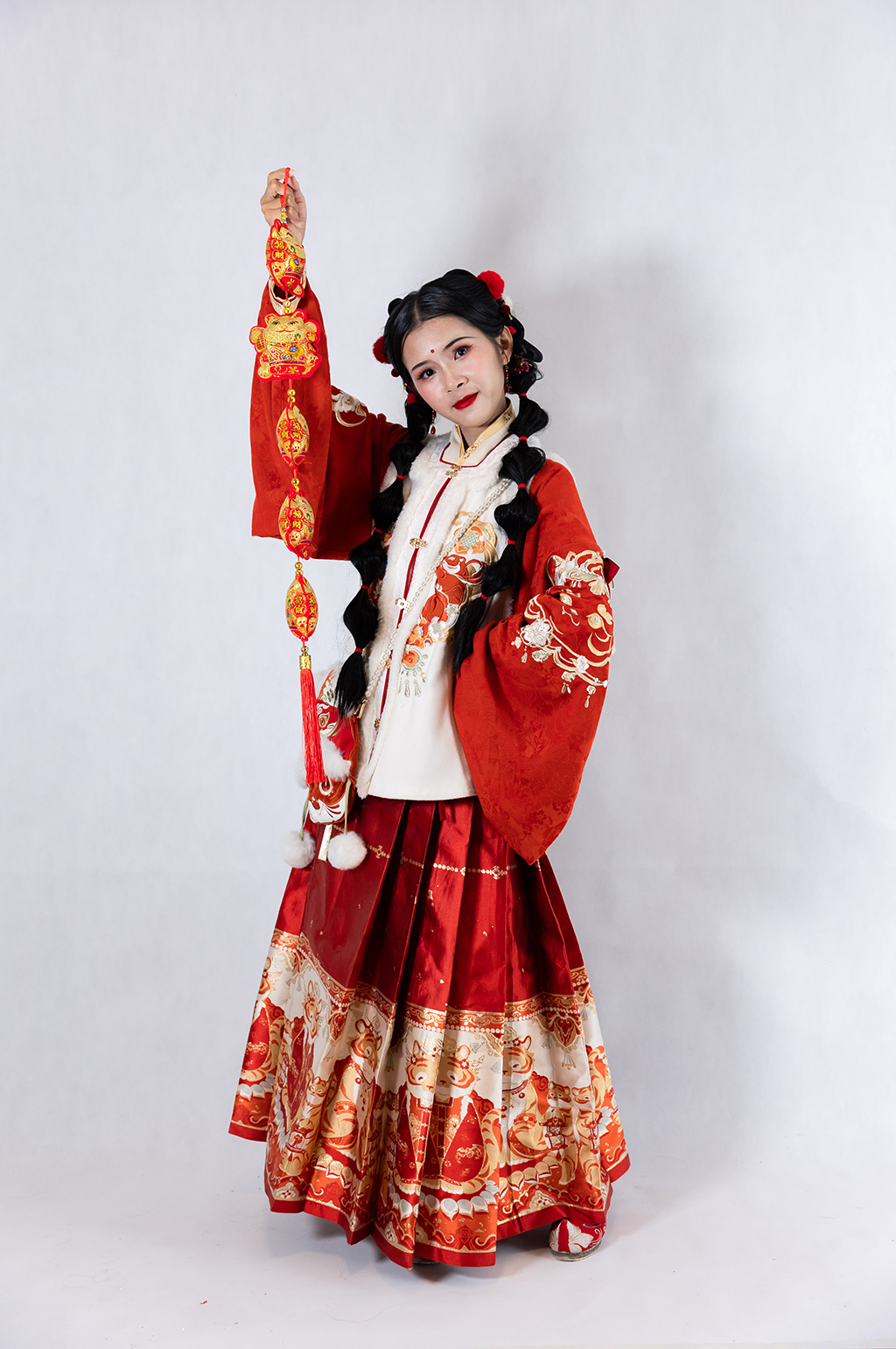 新年汉服女生拜年刺绣包人物PNG摄影图素材