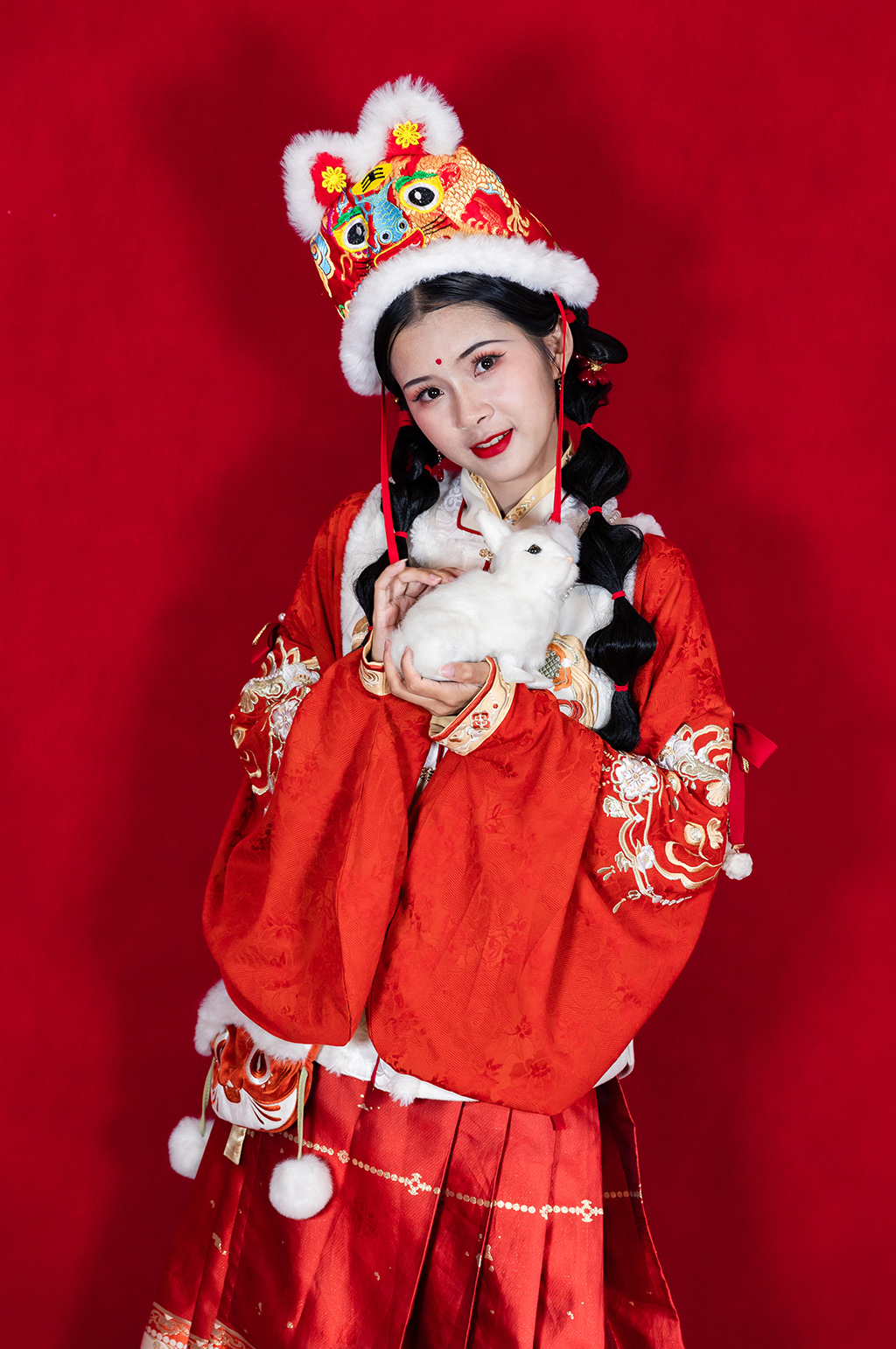 新年刺绣汉服女生拜年兔年人物PNG摄影图素材