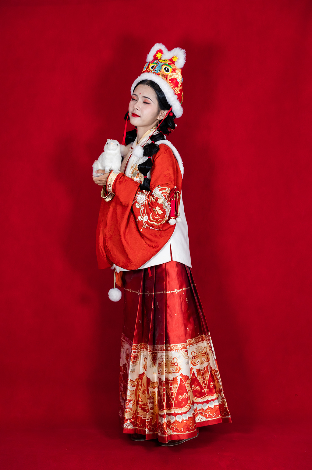 新年刺绣汉服女生拜年兔子人物PNG摄影图素材