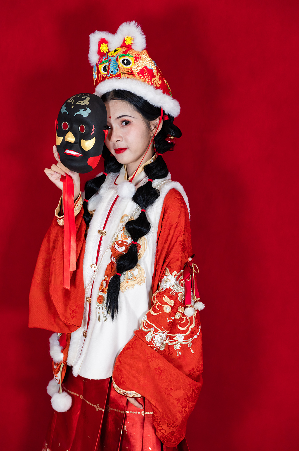 新年刺绣汉服女生拜年面具人物PNG摄影图素材
