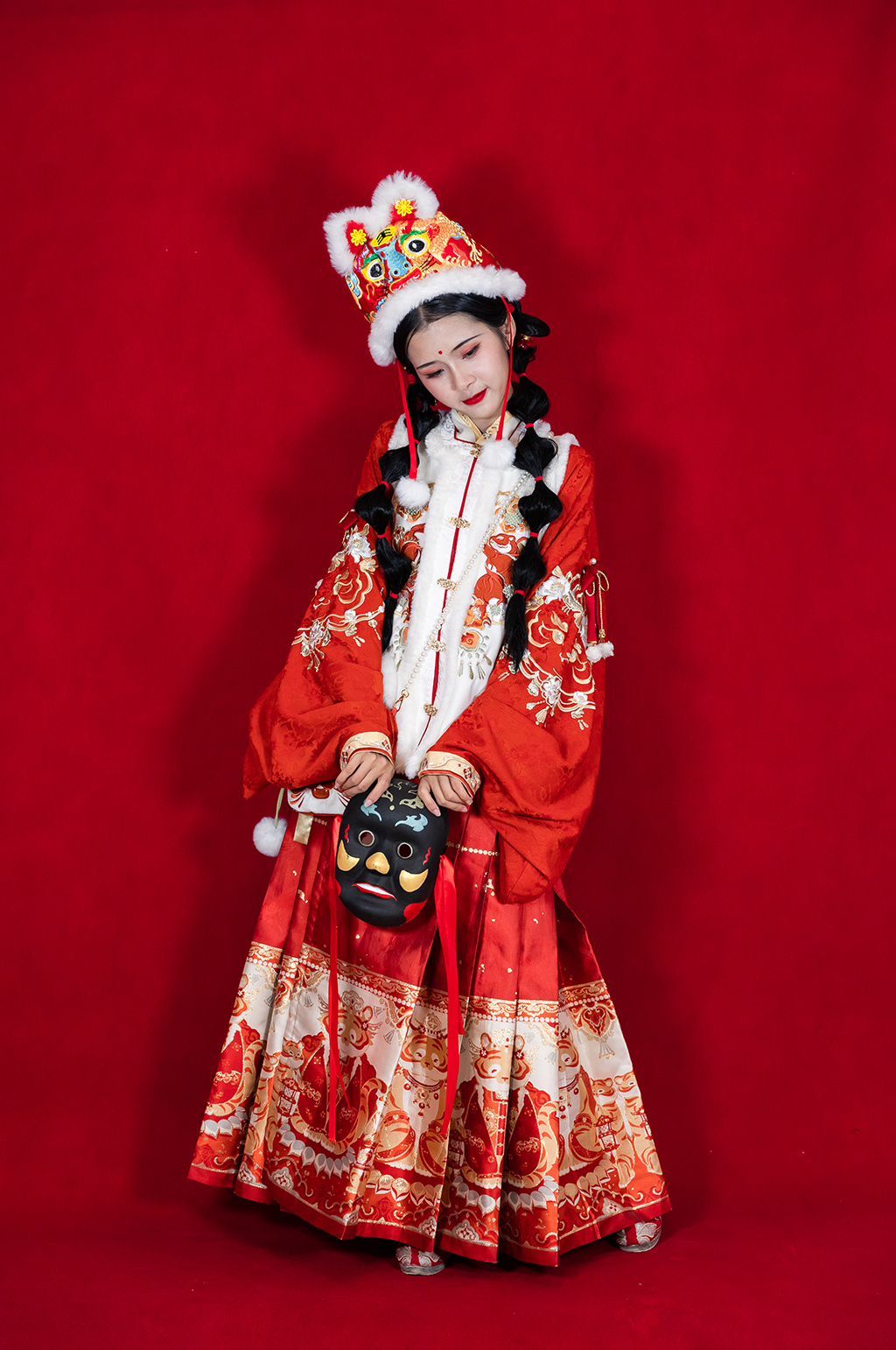 新年刺绣汉服女生拜年面具人物PNG摄影图素材