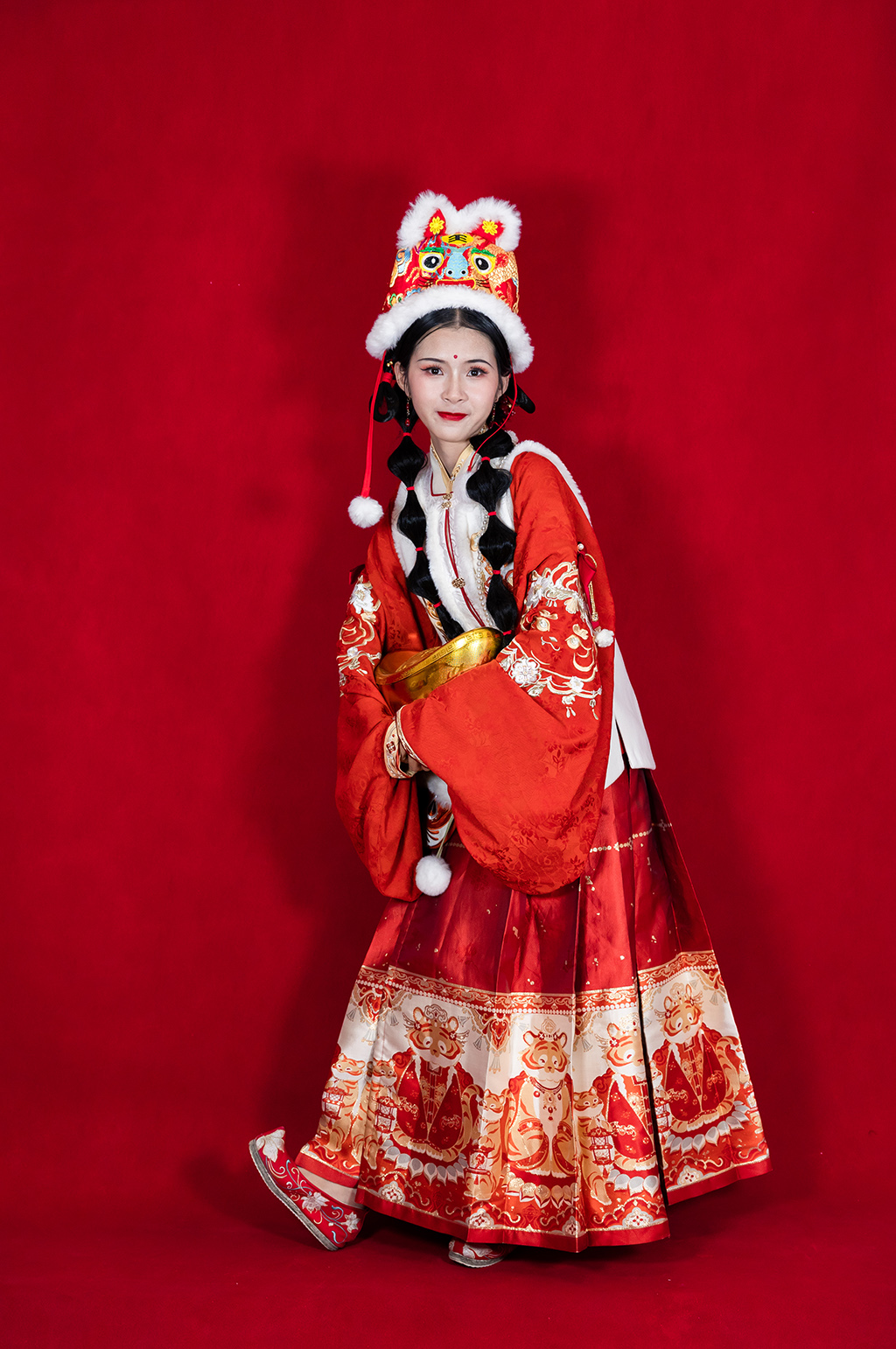 新年刺绣汉服女生金元宝人物PNG摄影图素材