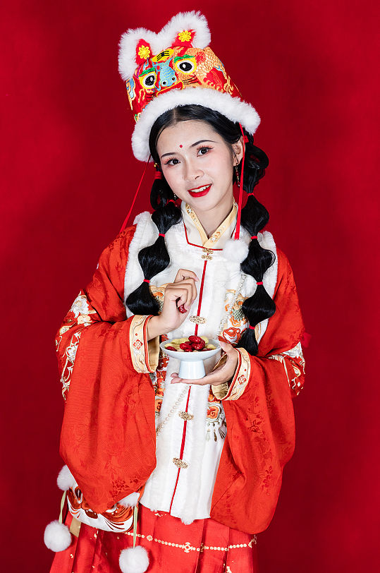 喜庆新年汉服女生红枣年货人物PNG摄影图