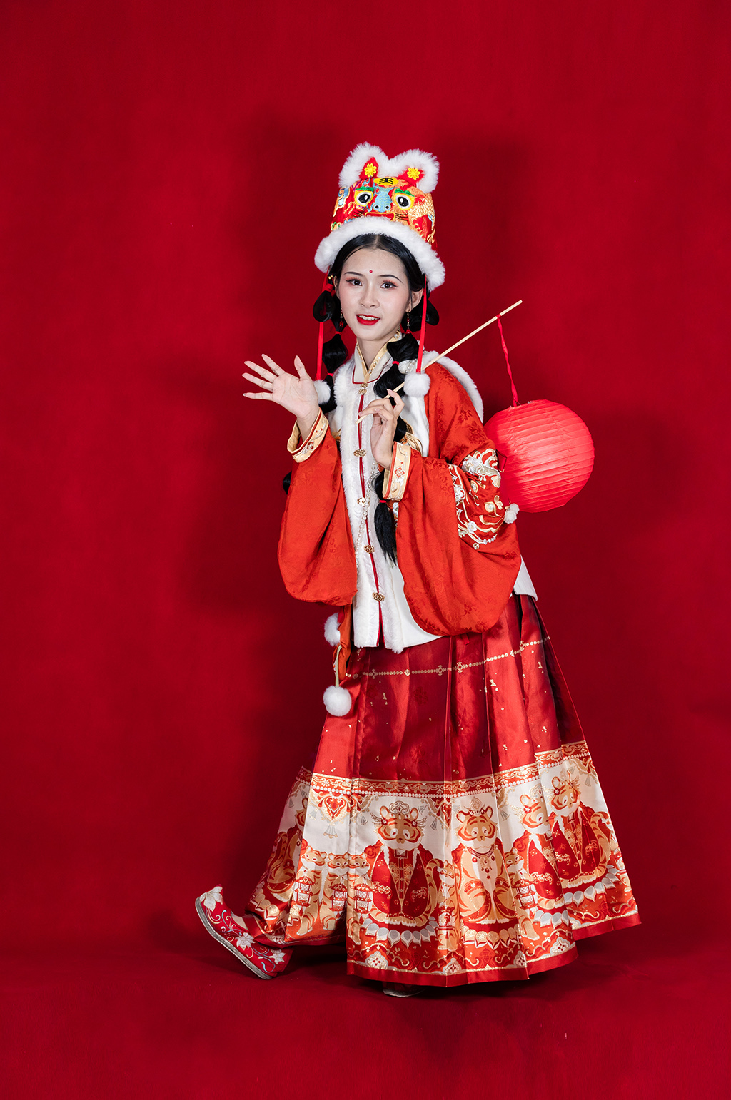 灯笼灯会新年明制汉服女生人物PNG摄影图素材