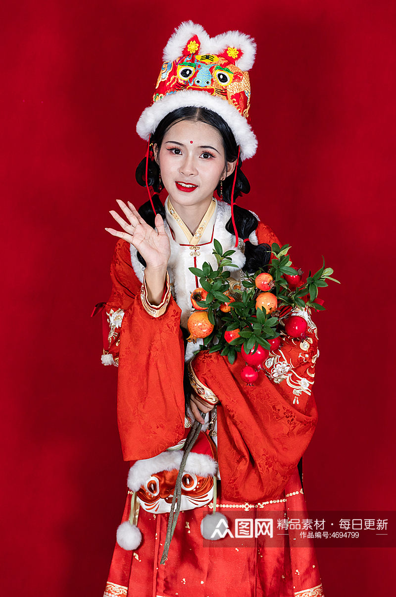 中式汉服可爱女生拜年石榴人物PNG摄影图素材